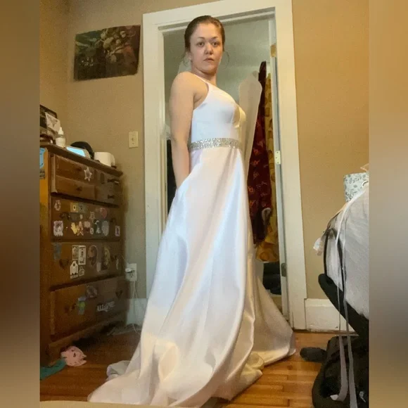 NEW Wedding dress WITH POCKETS! Fits sizes 6-10 - Picture 3 of 5